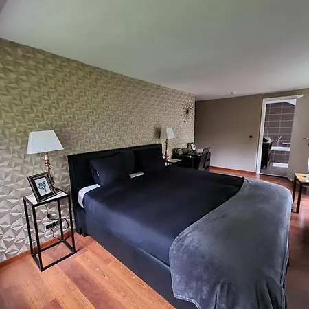 Le Manoir De Morimont Bed and Breakfast 4*